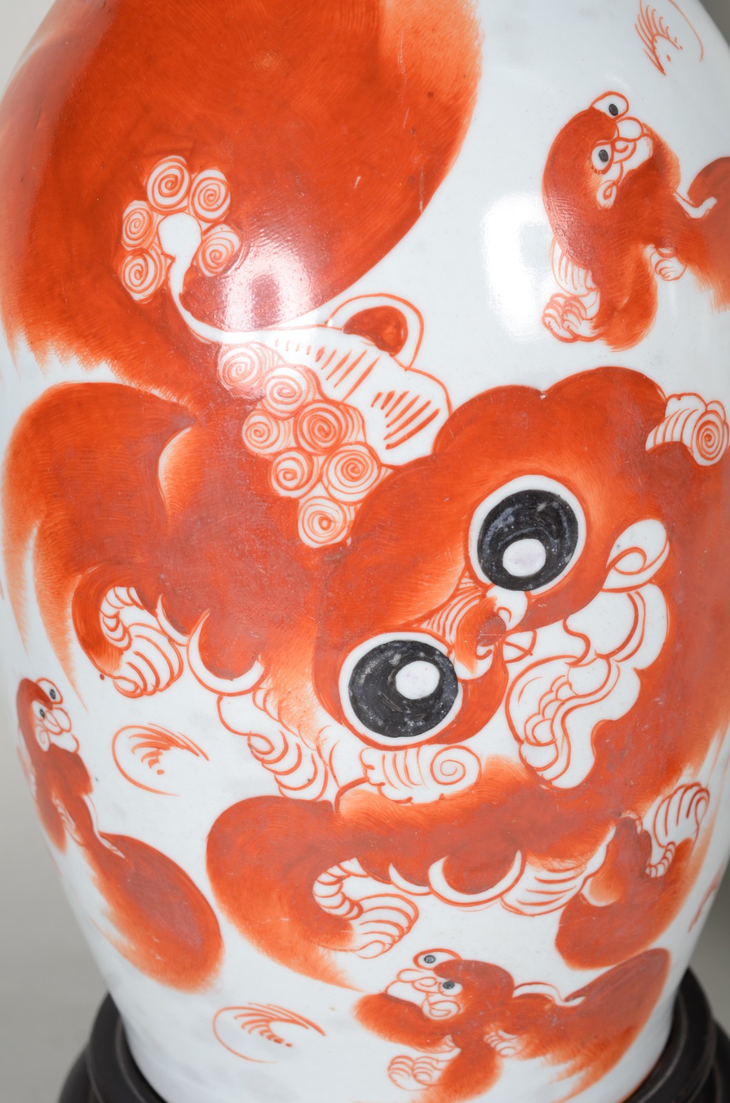 Par de antigos vasos de porcelana oriental branca decorada com... - foto 4 de 9