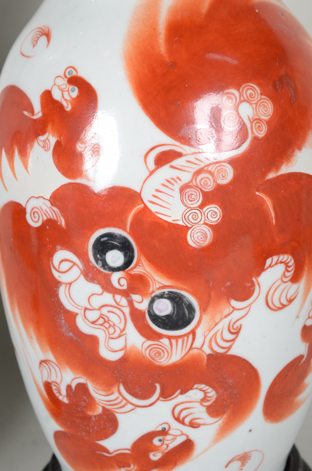 Par de antigos vasos de porcelana oriental branca decorada com... - foto 5 de 9