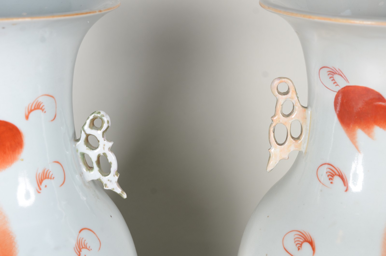 Par de antigos vasos de porcelana oriental branca decorada com... - foto 6 de 9