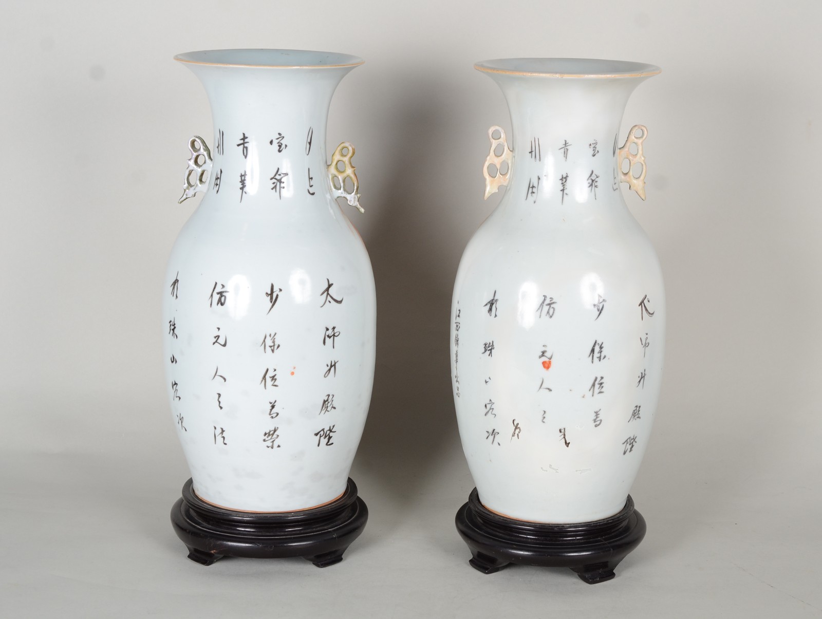 Par de antigos vasos de porcelana oriental branca decorada com... - foto 7 de 9