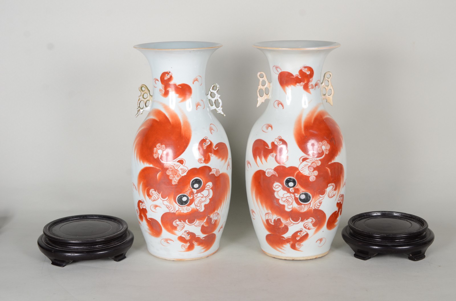 Par de antigos vasos de porcelana oriental branca decorada com... - foto 8 de 9