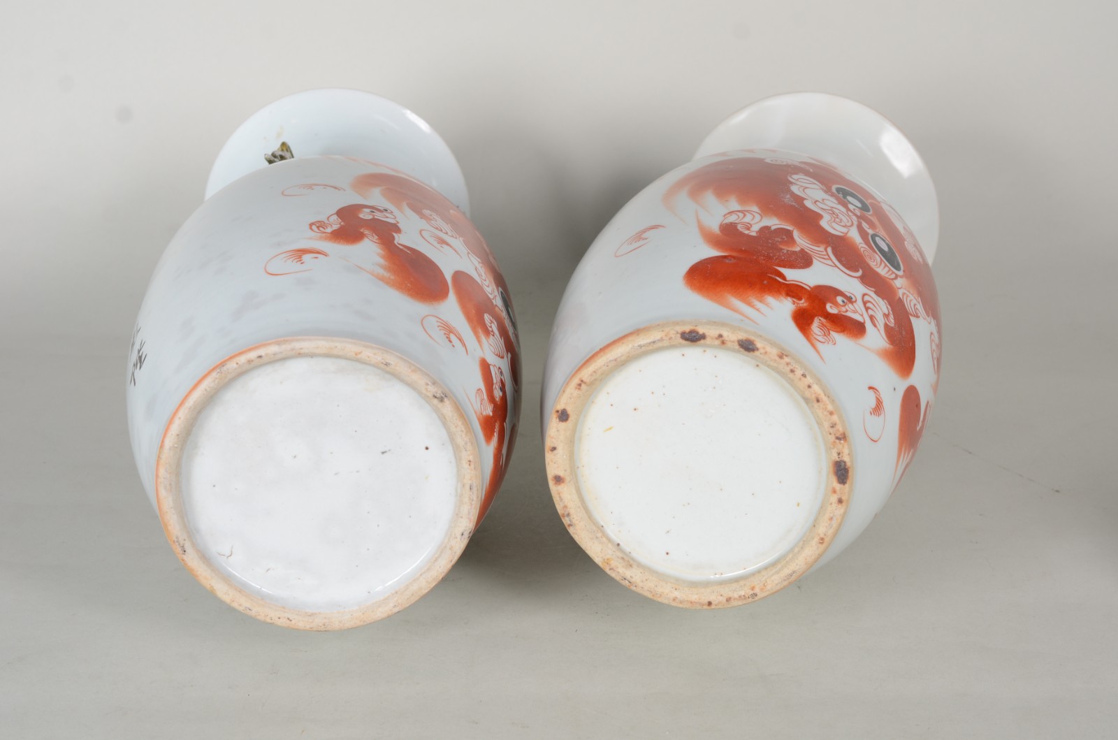 Par de antigos vasos de porcelana oriental branca decorada com... - foto 9 de 9