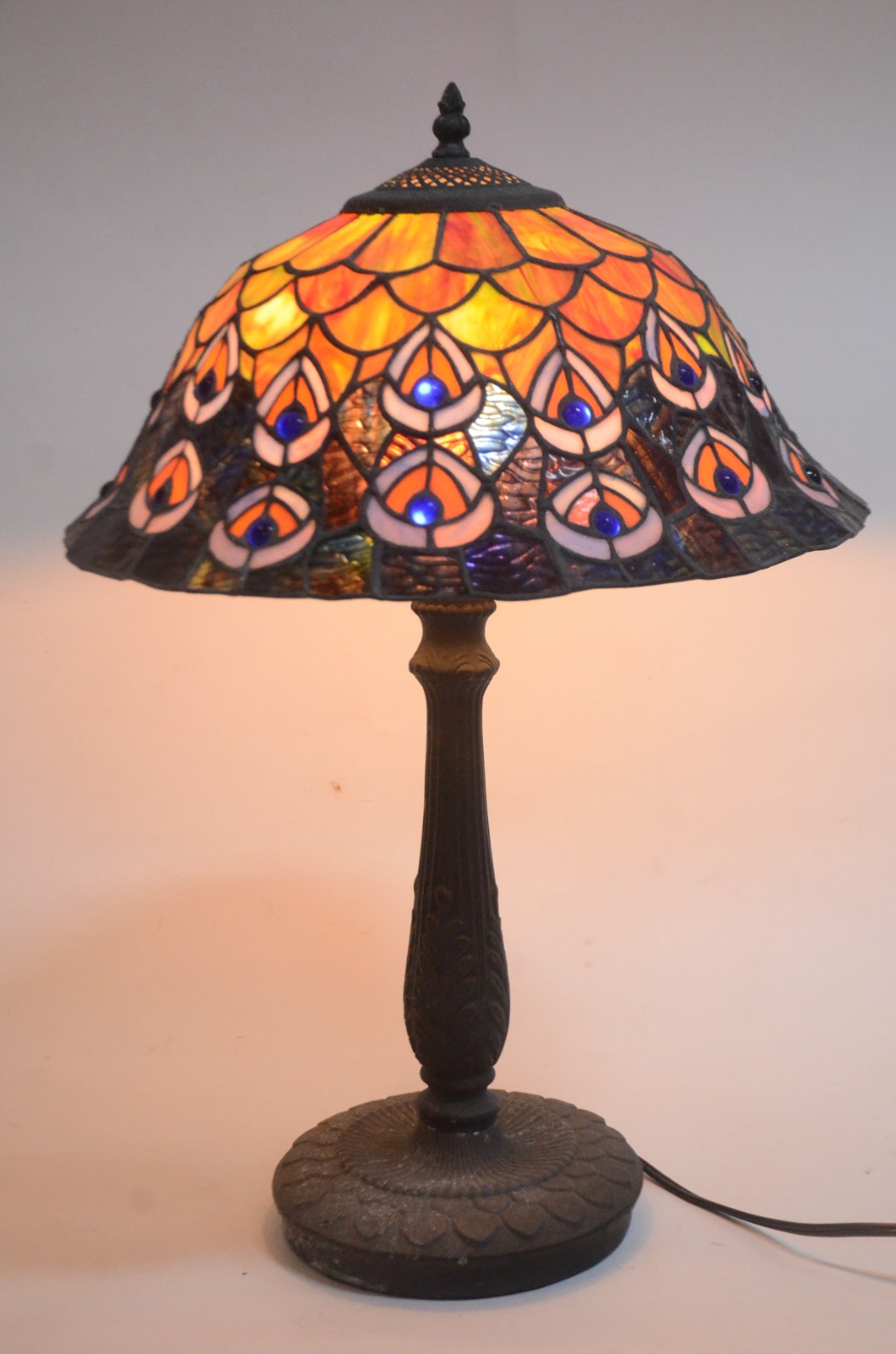 Abatjour estilo Tiffanys com base de metal e cúpula em placas de... - foto 1 de 11