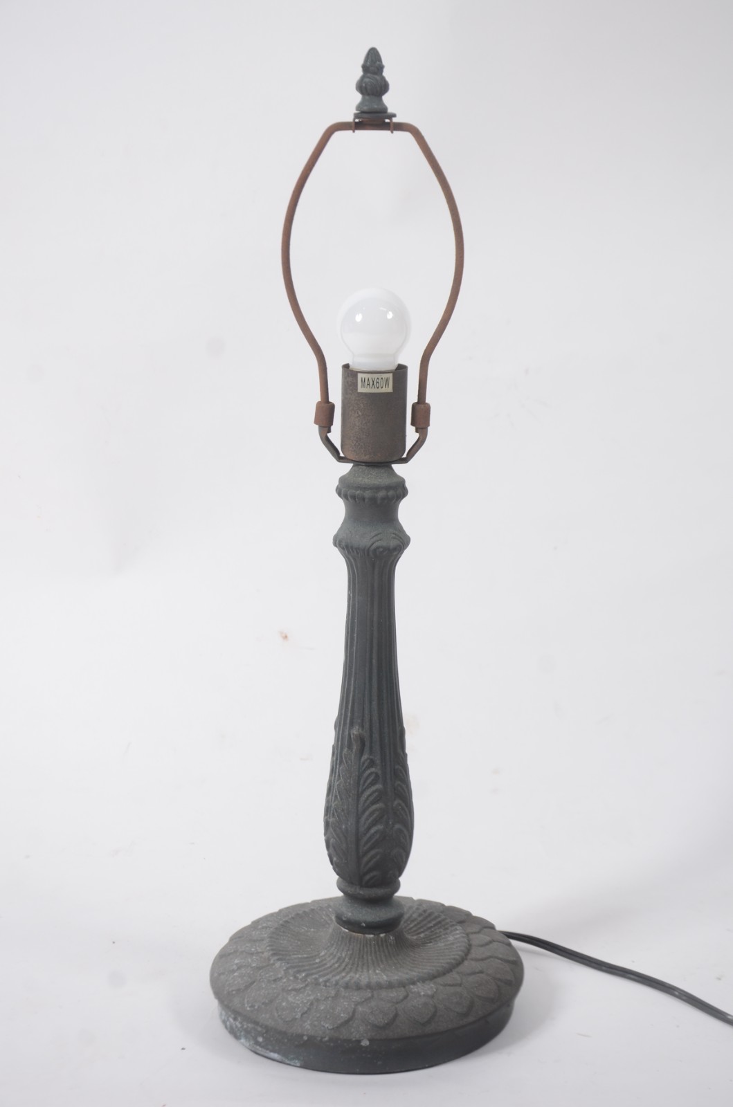 Abatjour estilo Tiffanys com base de metal e cúpula em placas de... - foto 11 de 11