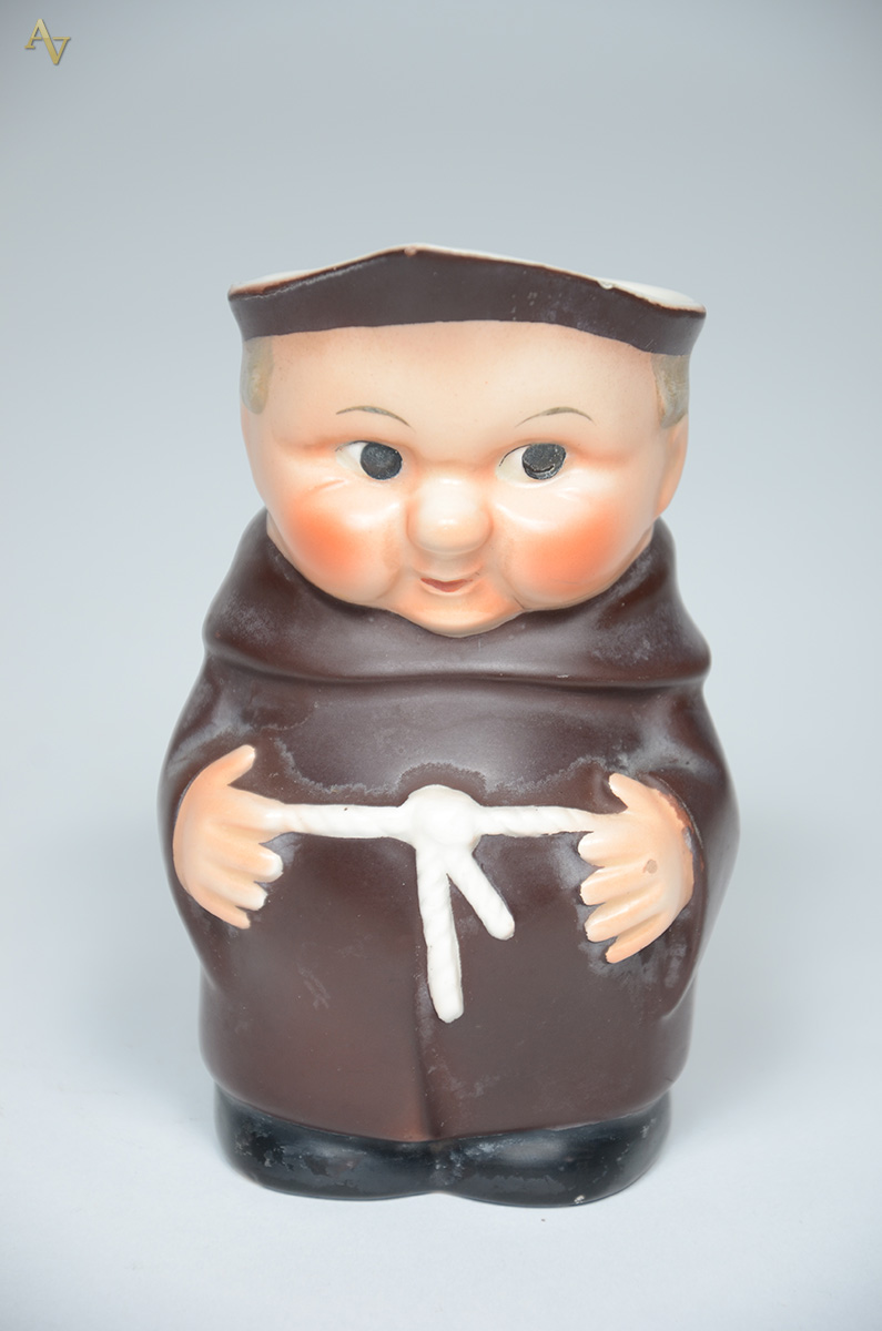 Caneca de porcelana alemã representando frade. Altura 14 cm. - foto 2 de 2