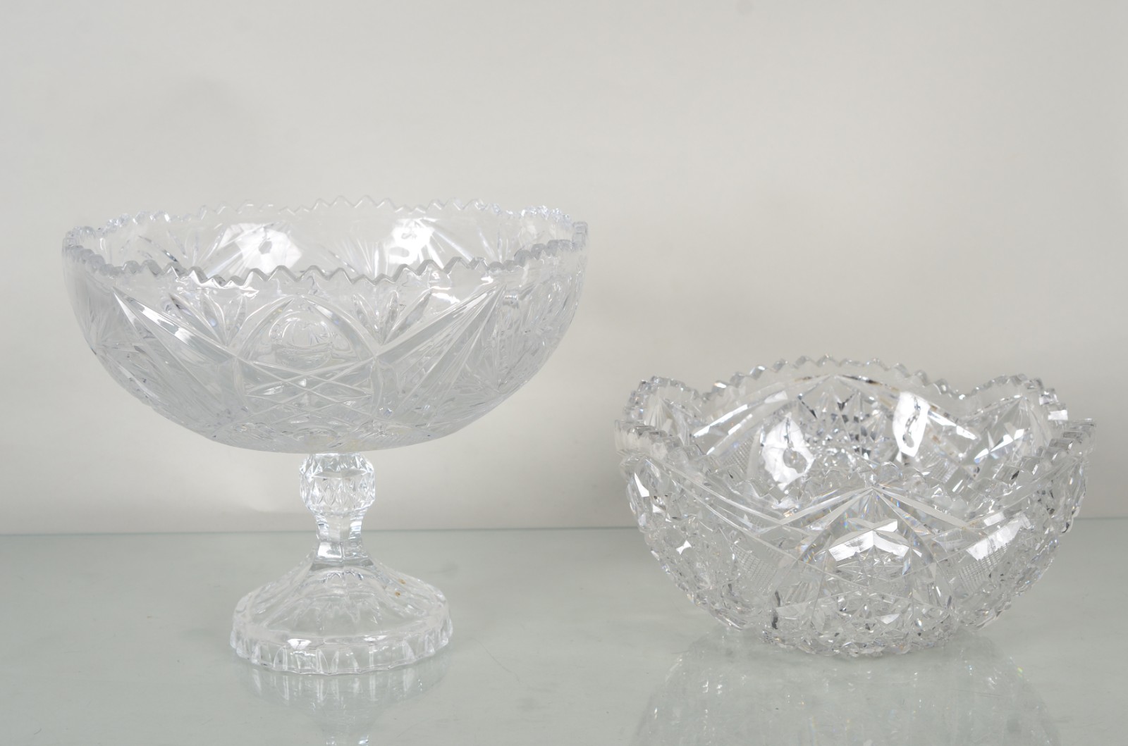 Duas peças de cristal europeu lapidado, sendo: fruteira de pé alto e... - foto 1 de 11
