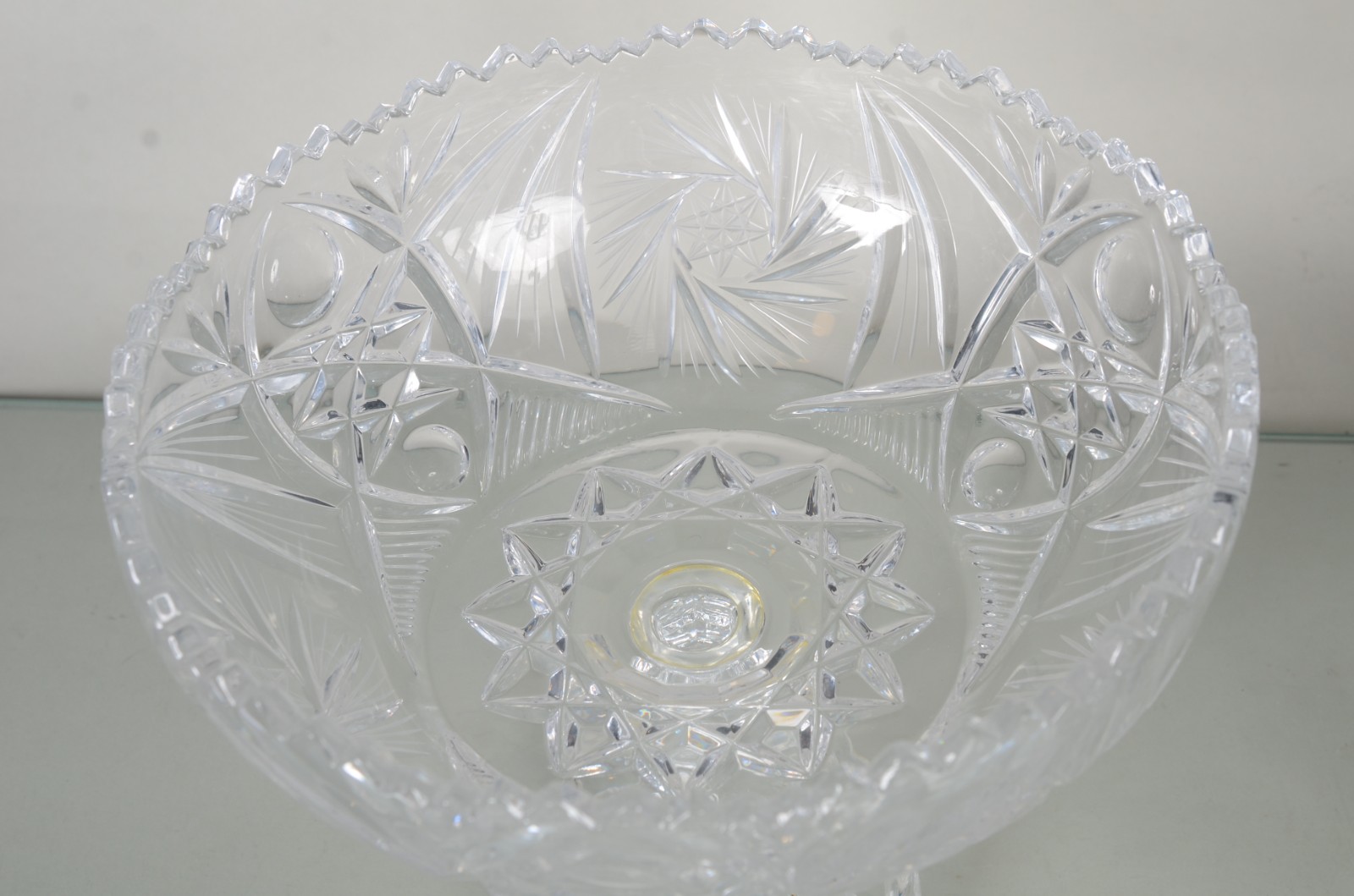 Duas peças de cristal europeu lapidado, sendo: fruteira de pé alto e... - foto 2 de 11