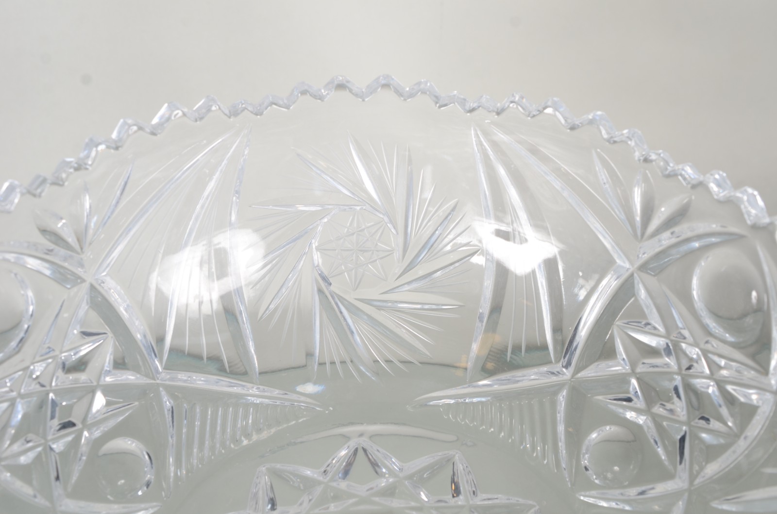 Duas peças de cristal europeu lapidado, sendo: fruteira de pé alto e... - foto 3 de 11