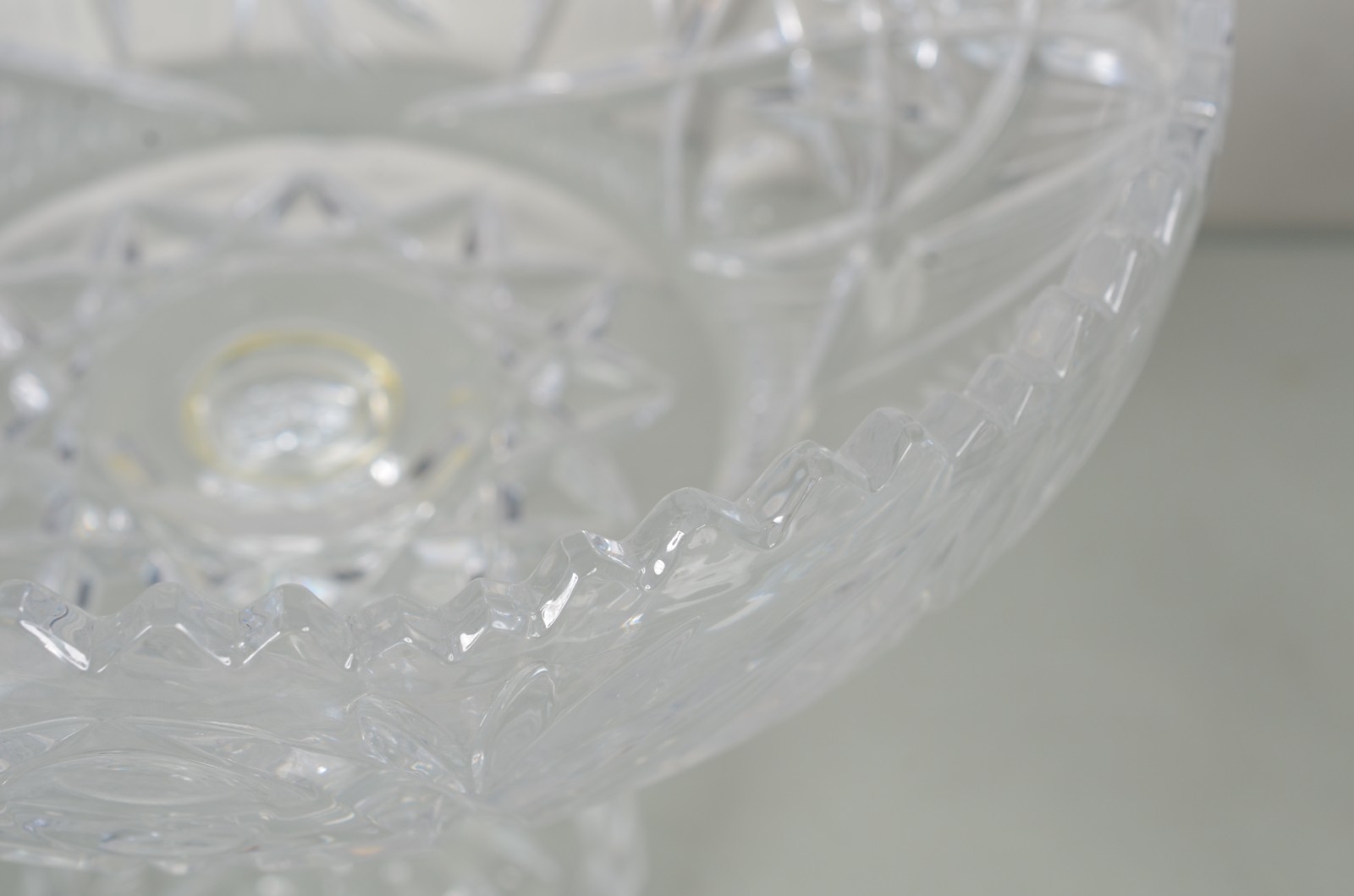 Duas peças de cristal europeu lapidado, sendo: fruteira de pé alto e... - foto 4 de 11