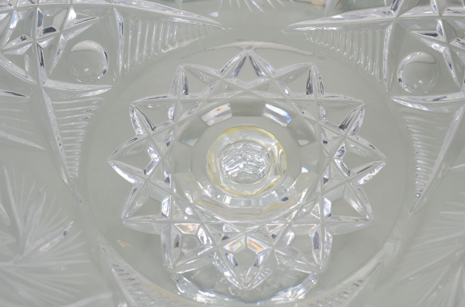 Duas peças de cristal europeu lapidado, sendo: fruteira de pé alto e... - foto 5 de 11