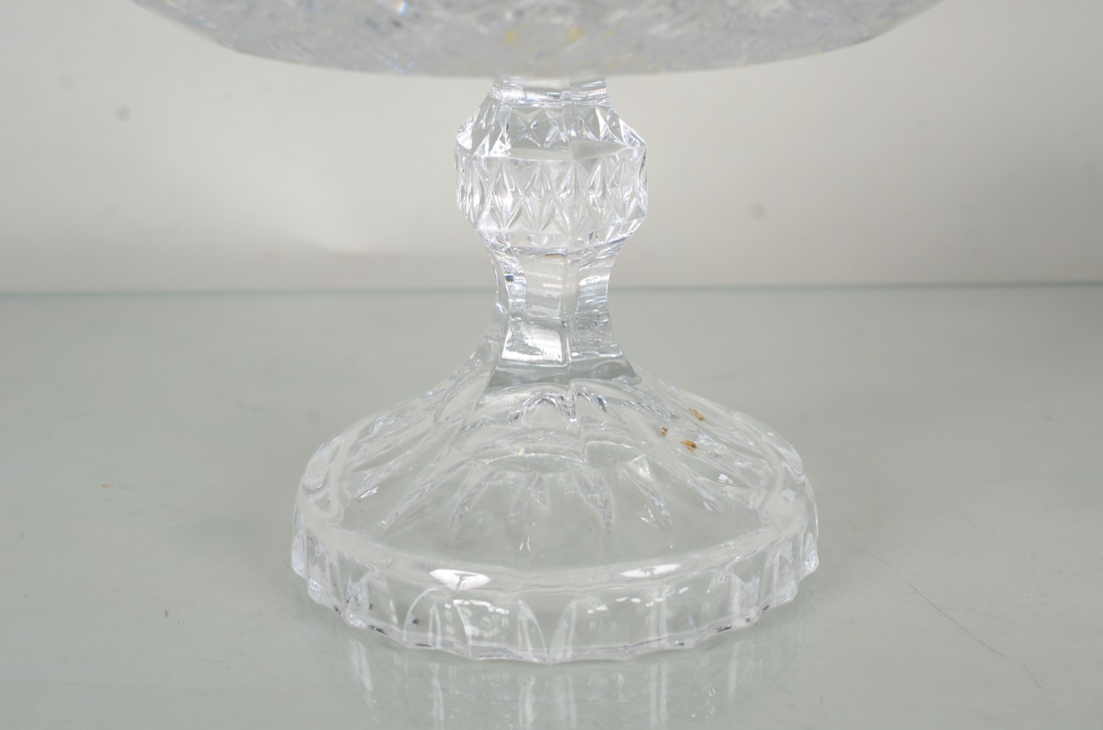 Duas peças de cristal europeu lapidado, sendo: fruteira de pé alto e... - foto 6 de 11