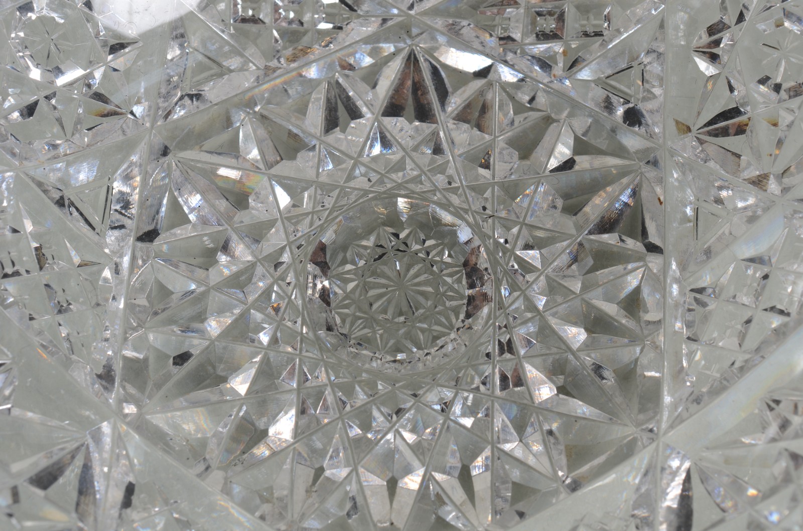 Duas peças de cristal europeu lapidado, sendo: fruteira de pé alto e... - foto 7 de 11