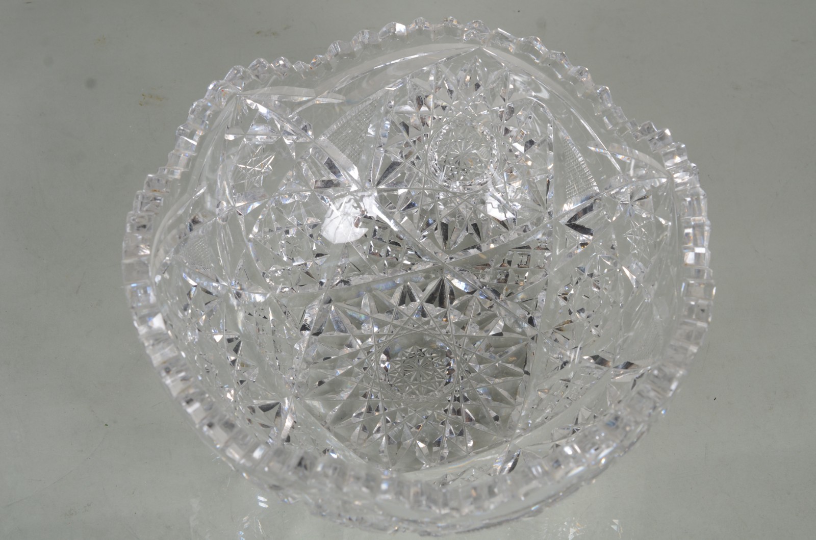 Duas peças de cristal europeu lapidado, sendo: fruteira de pé alto e... - foto 8 de 11