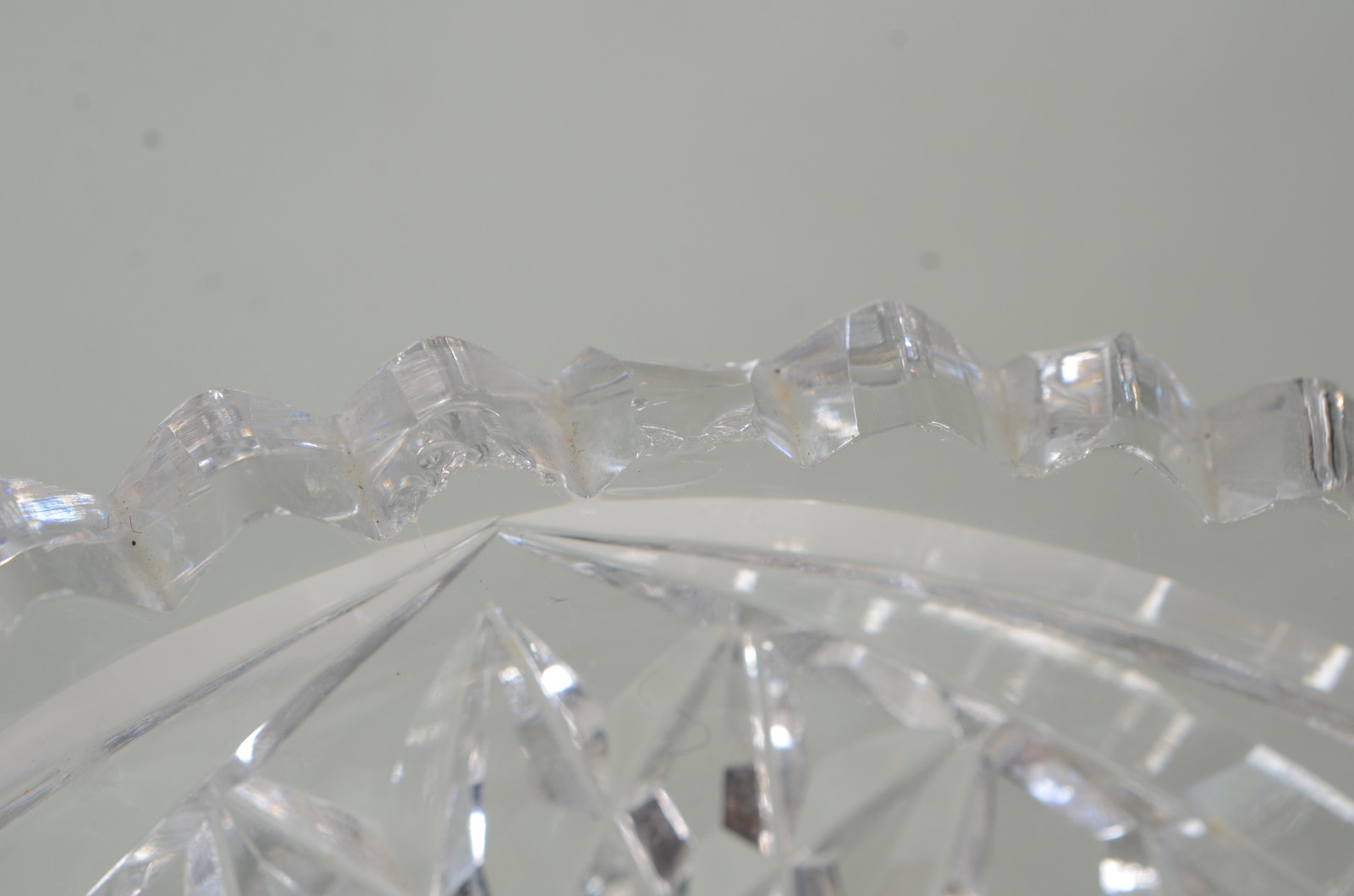 Duas peças de cristal europeu lapidado, sendo: fruteira de pé alto e... - foto 9 de 11