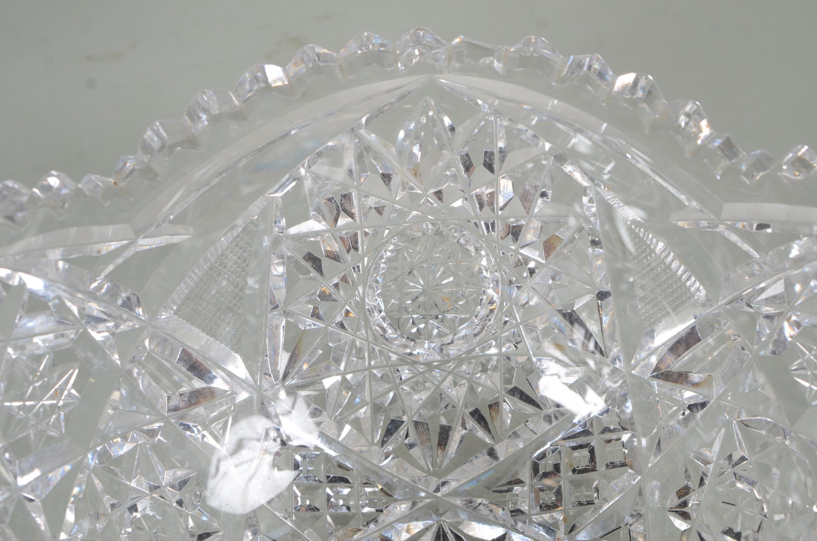 Duas peças de cristal europeu lapidado, sendo: fruteira de pé alto e... - foto 10 de 11