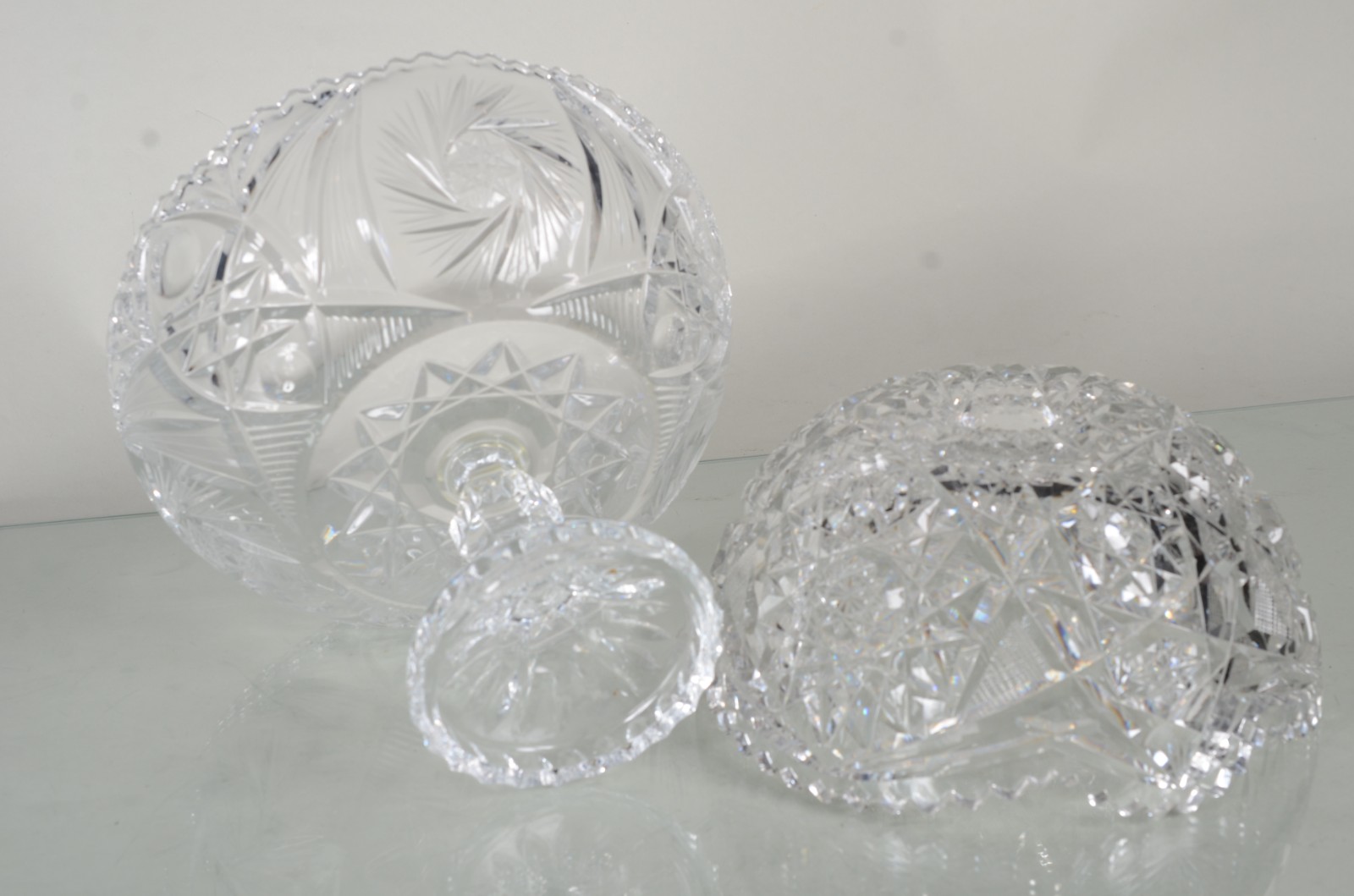 Duas peças de cristal europeu lapidado, sendo: fruteira de pé alto e... - foto 11 de 11