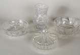 Quatro peças diversas de cristal lapidado, send... - Quatro peças diversas de cristal lapidado, sendo dois bowls, vaso para flores e bomboniere com tampa.