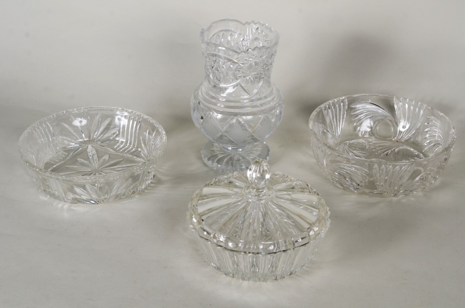 Quatro peças diversas de cristal lapidado, sendo dois bowls, vaso... - foto 1 de 8