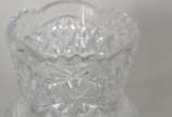 Quatro peças diversas de cristal lapidado, send... - Quatro peças diversas de cristal lapidado, sendo dois bowls, vaso para flores e bomboniere com tampa.