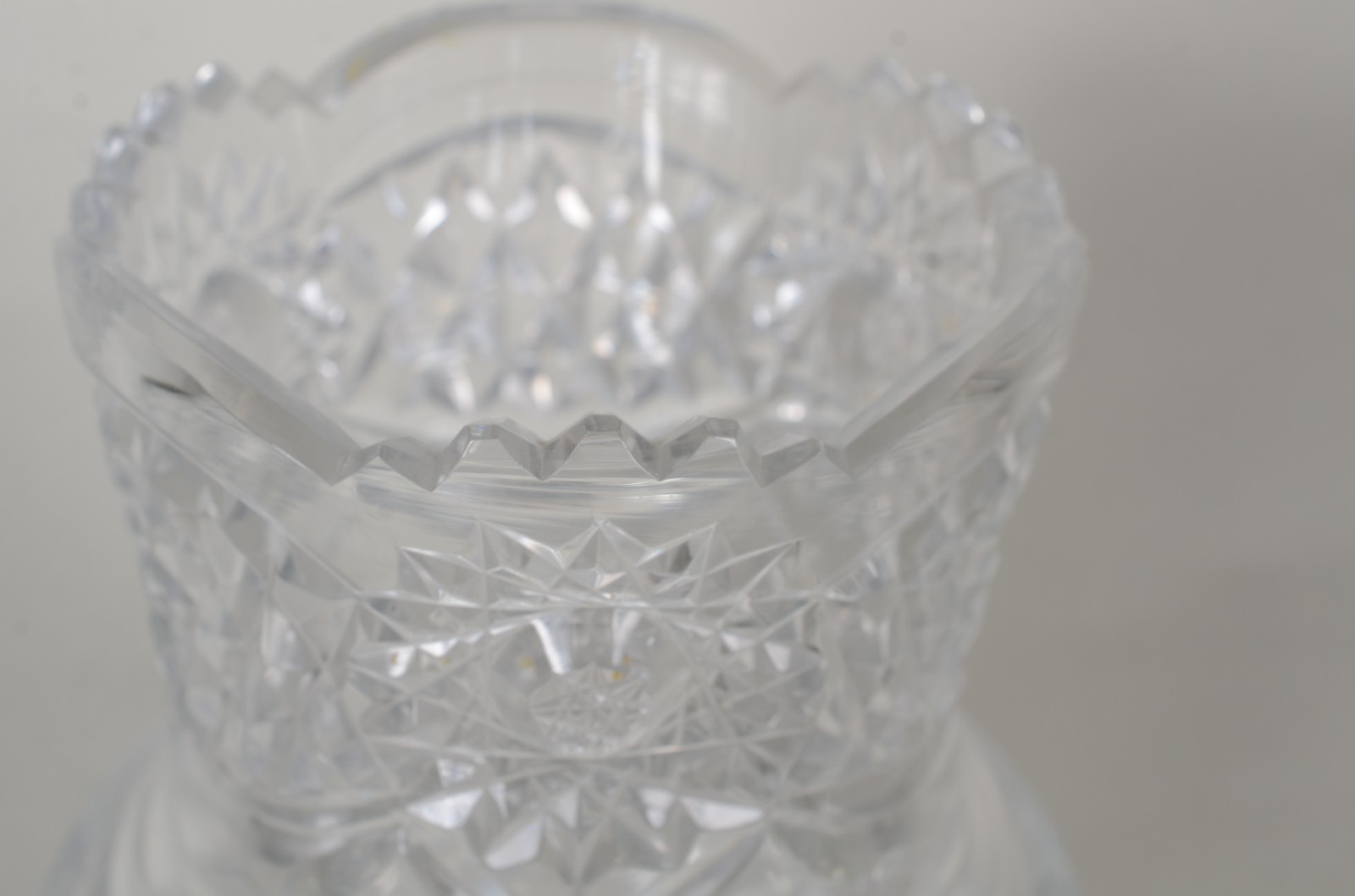 Quatro peças diversas de cristal lapidado, sendo dois bowls, vaso... - foto 3 de 8