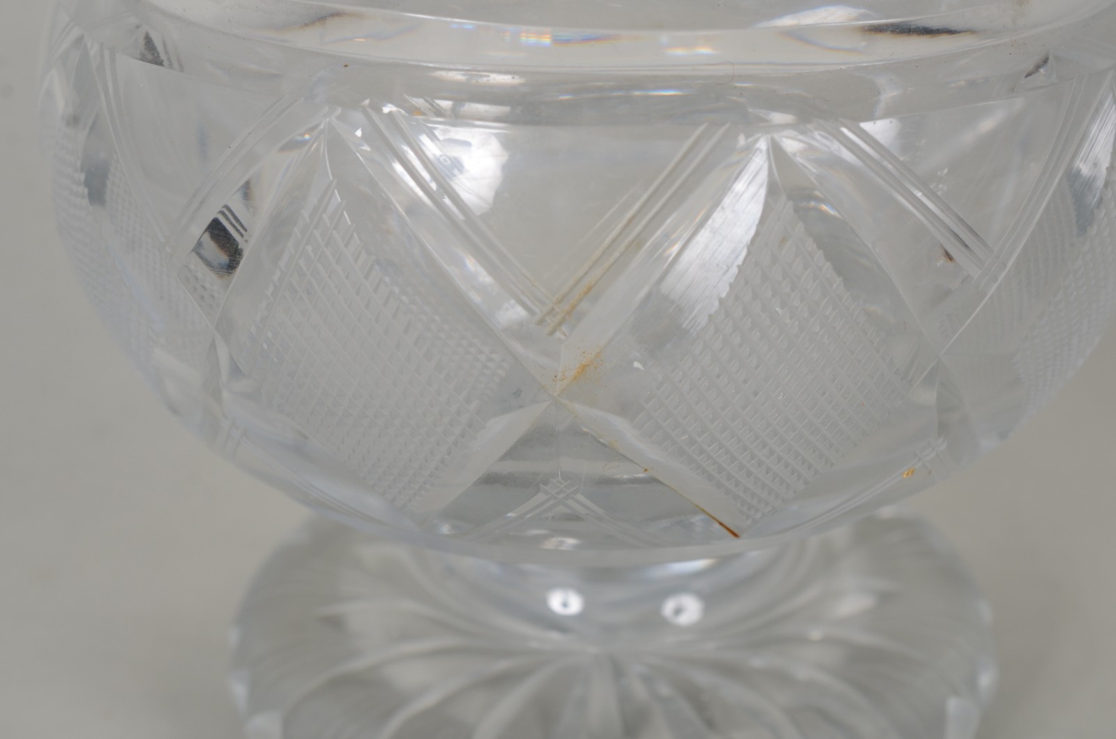 Quatro peças diversas de cristal lapidado, sendo dois bowls, vaso... - foto 4 de 8