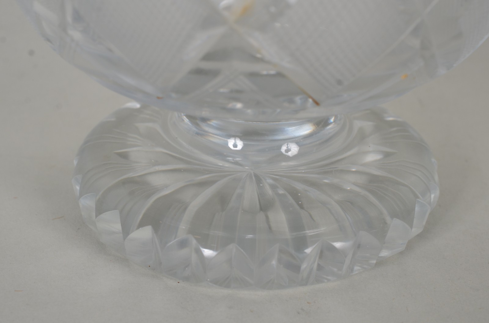 Quatro peças diversas de cristal lapidado, sendo dois bowls, vaso... - foto 5 de 8