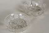 Quatro peças diversas de cristal lapidado, send... - Quatro peças diversas de cristal lapidado, sendo dois bowls, vaso para flores e bomboniere com tampa.