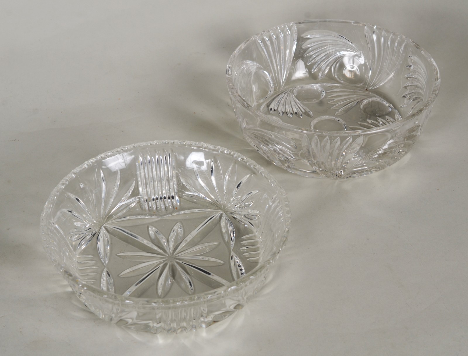 Quatro peças diversas de cristal lapidado, sendo dois bowls, vaso... - foto 6 de 8