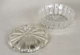 Quatro peças diversas de cristal lapidado, send... - Quatro peças diversas de cristal lapidado, sendo dois bowls, vaso para flores e bomboniere com tampa.