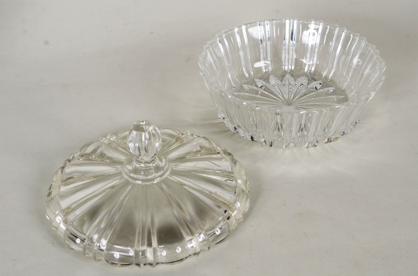 Quatro peças diversas de cristal lapidado, sendo dois bowls, vaso... - foto 7 de 8