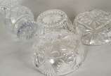 Quatro peças diversas de cristal lapidado, send... - Quatro peças diversas de cristal lapidado, sendo dois bowls, vaso para flores e bomboniere com tampa.