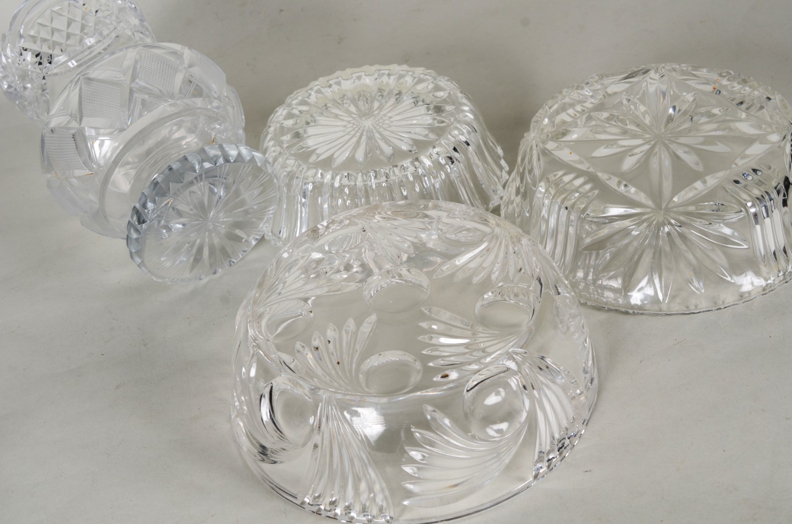 Quatro peças diversas de cristal lapidado, sendo dois bowls, vaso... - foto 8 de 8