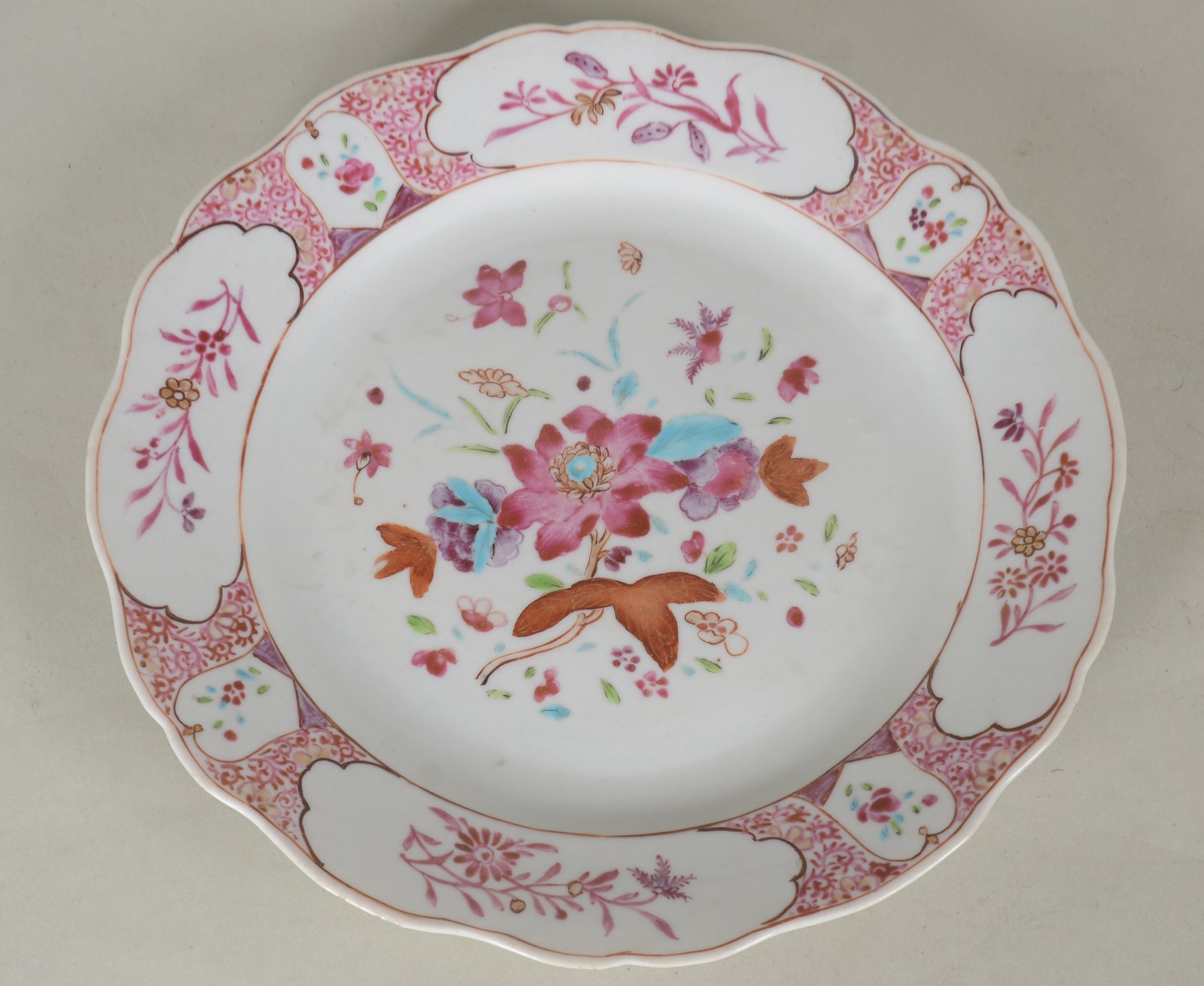 Antigo prato de porcelana chinesa policromada, parte posterior com... - foto 1 de 7