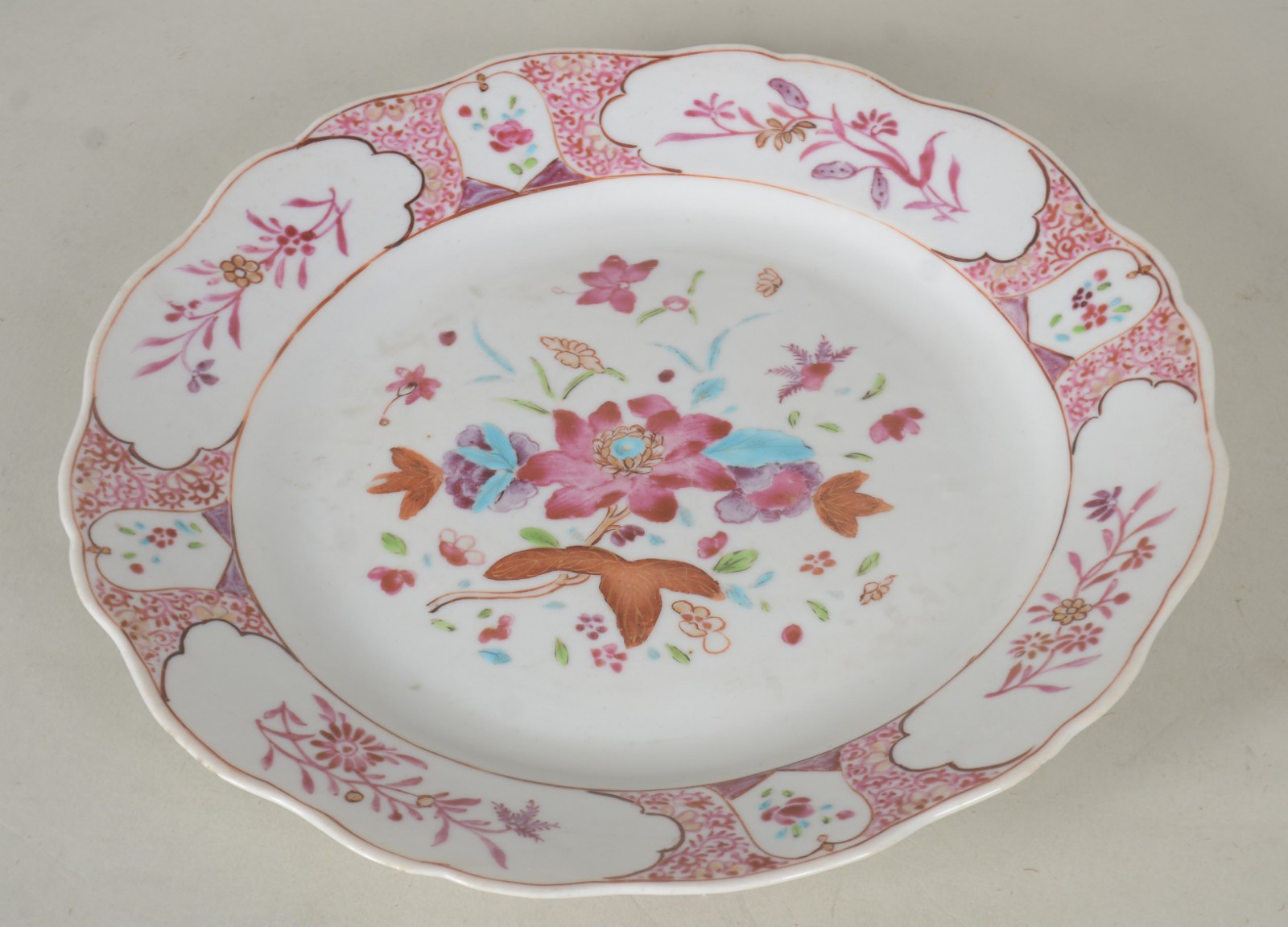 Antigo prato de porcelana chinesa policromada, parte posterior com... - foto 2 de 7