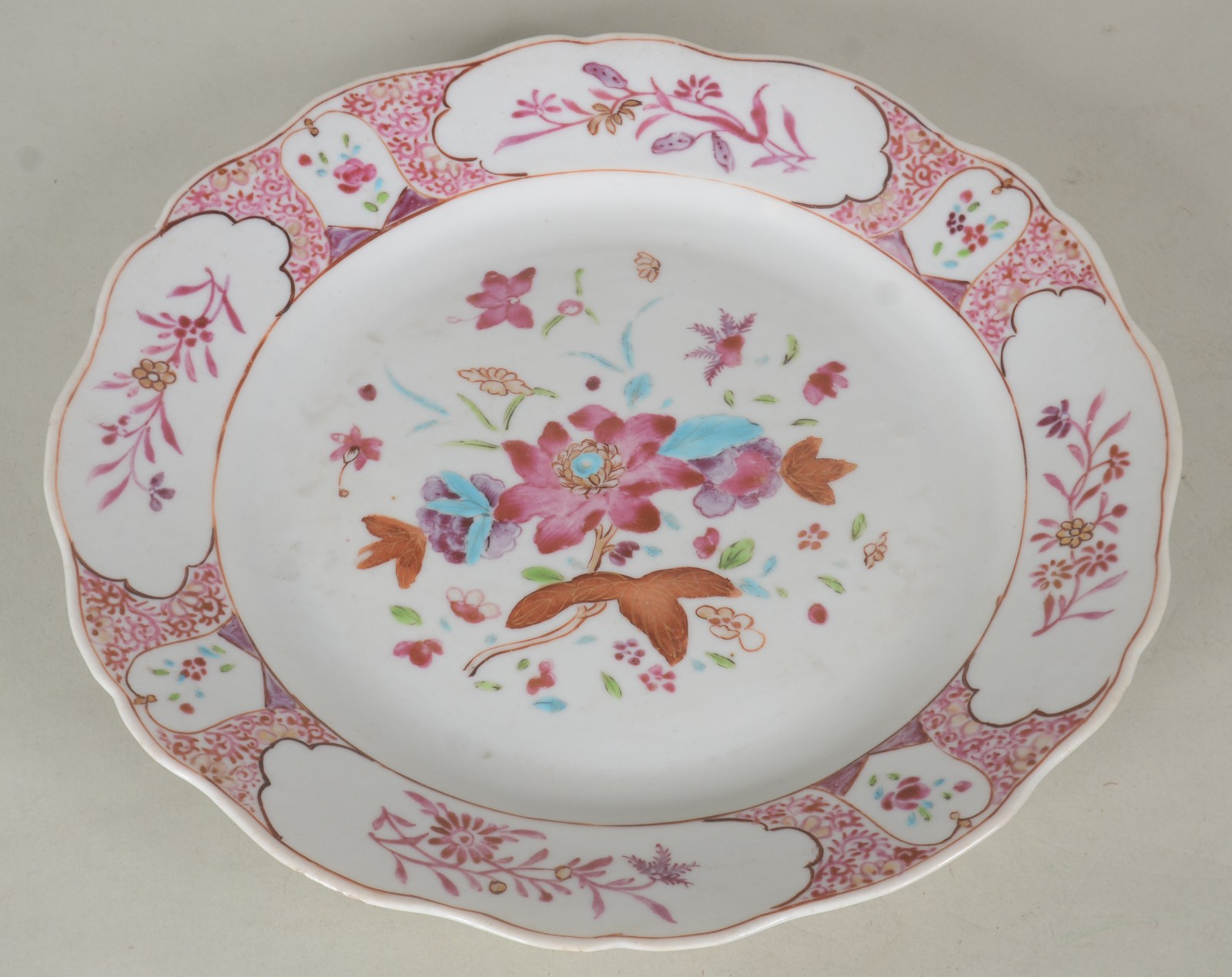 Antigo prato de porcelana chinesa policromada, parte posterior com... - foto 3 de 7