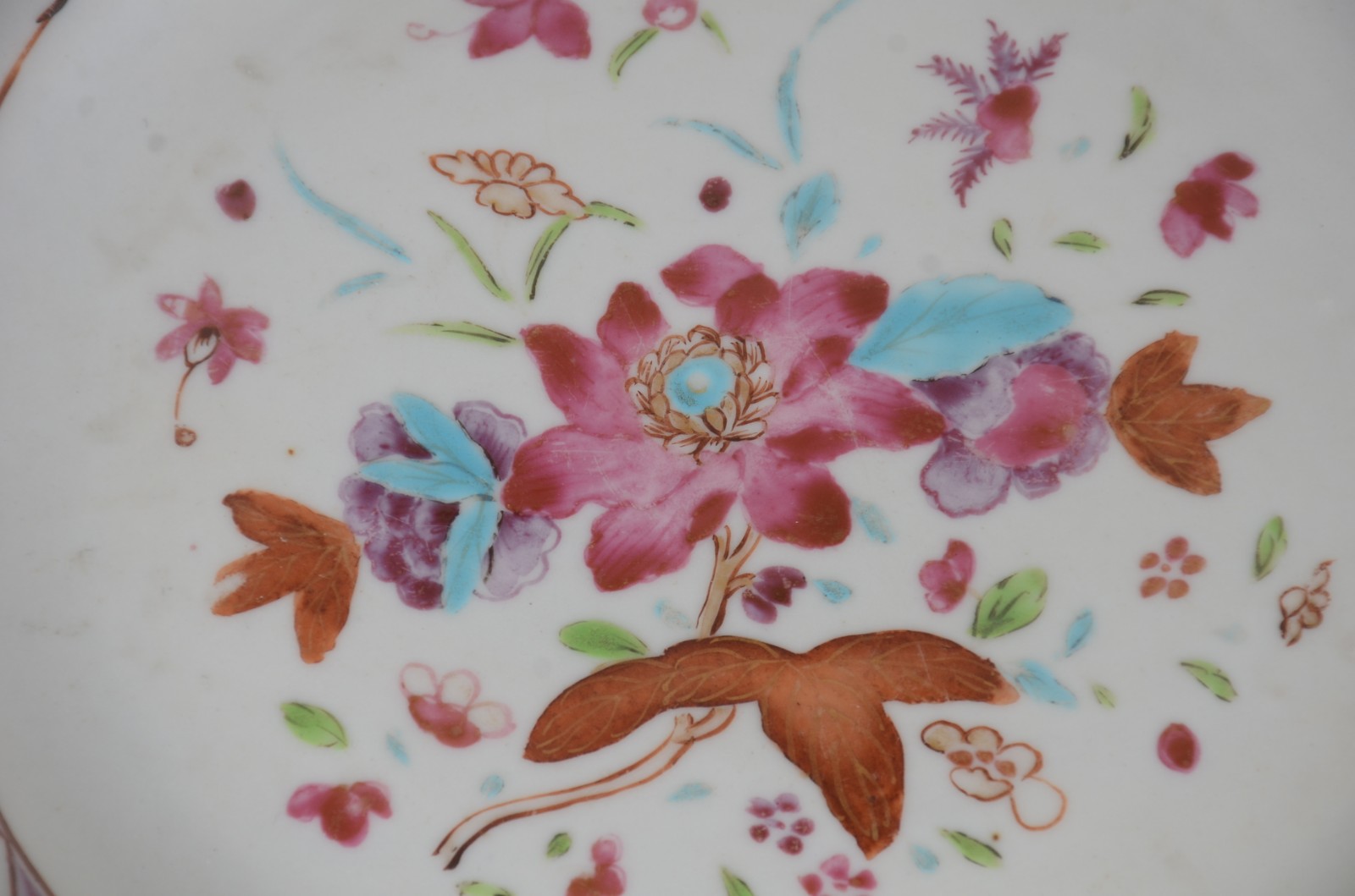 Antigo prato de porcelana chinesa policromada, parte posterior com... - foto 4 de 7