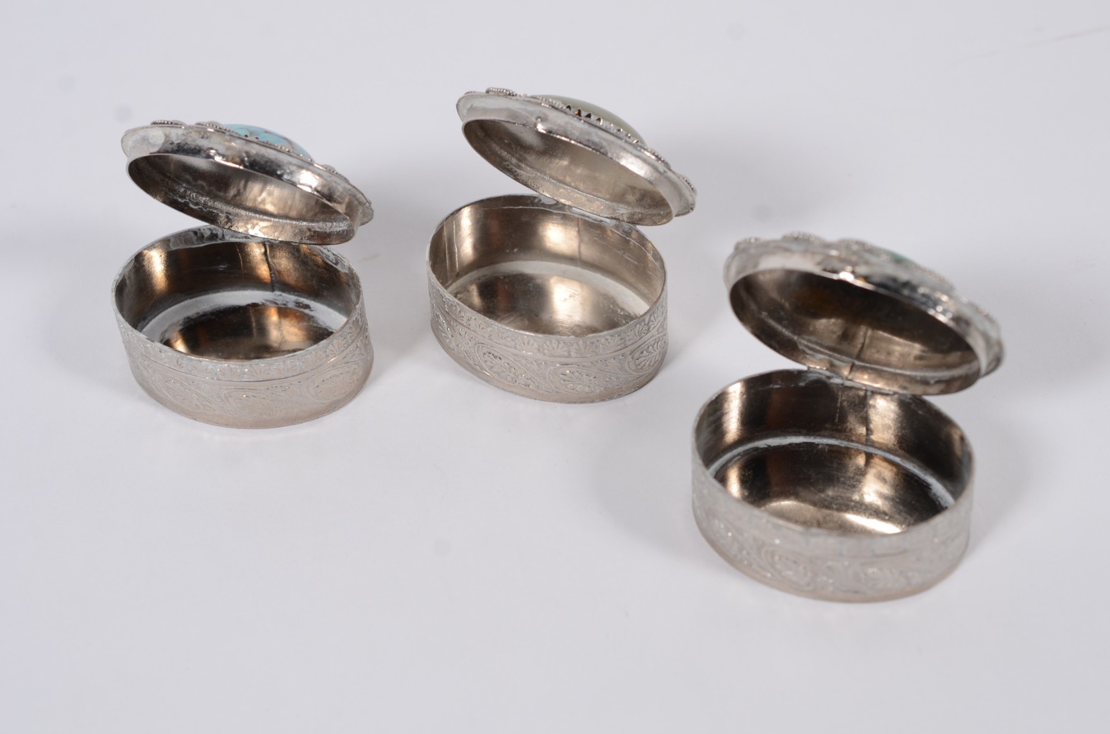 Cinco pequenas peças de metal, sendo: 3 caixas porta pílulas com... - foto 4 de 10