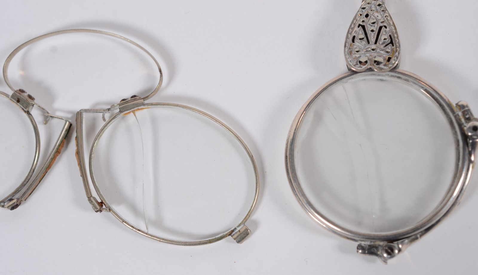 Cinco pequenas peças de metal, sendo: 3 caixas porta pílulas com... - foto 8 de 10