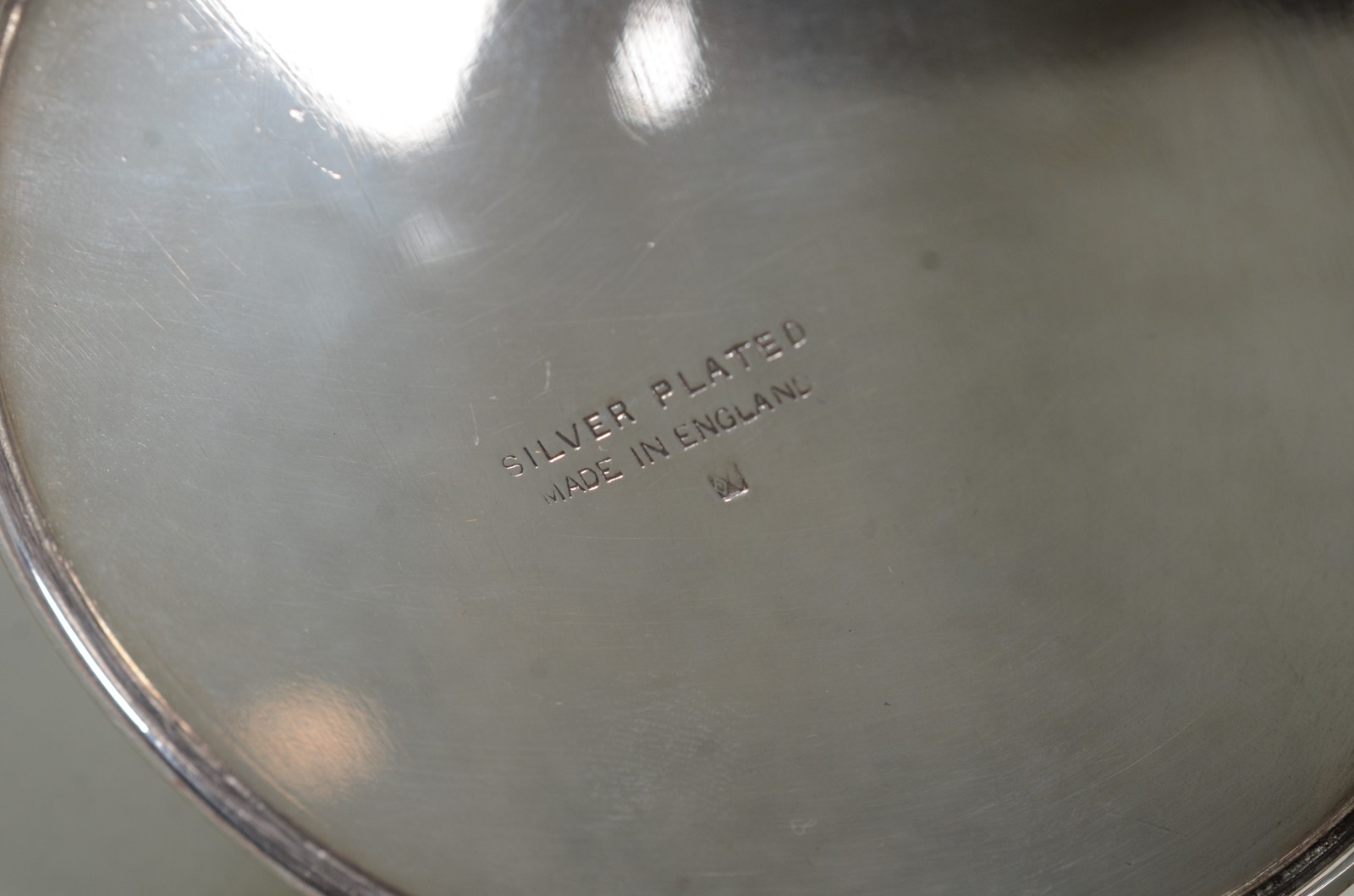 Dez peças diversas de metal, sendo: potiche com alças laterais, 5... - foto 7 de 11