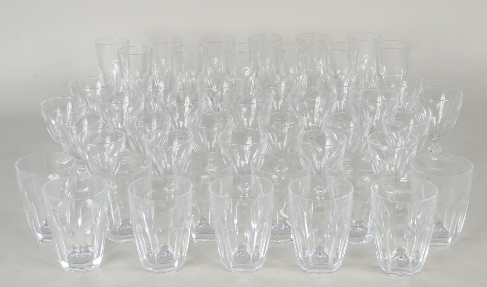 Serviço de cristal facetado, composto de: 12 flutes para champagne... - foto 1 de 4