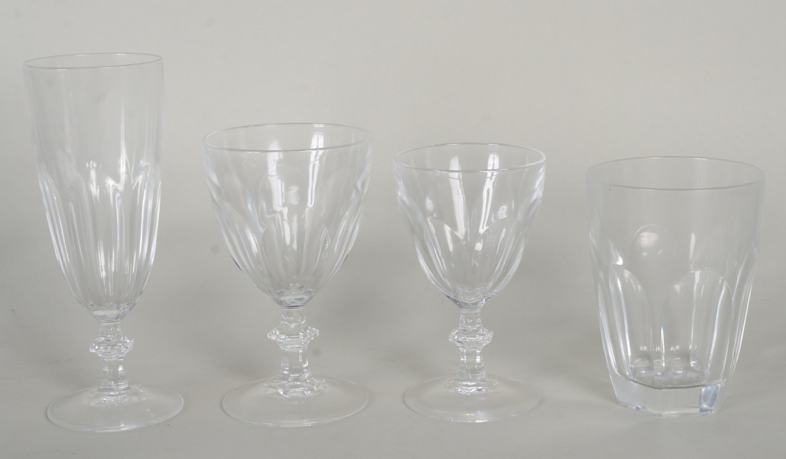 Serviço de cristal facetado, composto de: 12 flutes para champagne... - foto 2 de 4