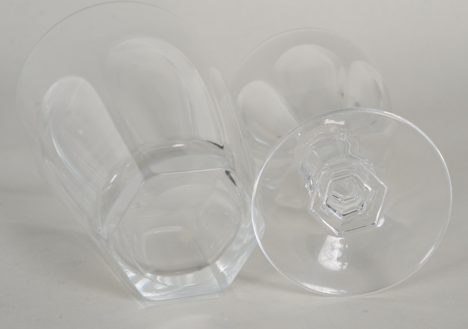 Serviço de cristal facetado, composto de: 12 flutes para champagne... - foto 3 de 4