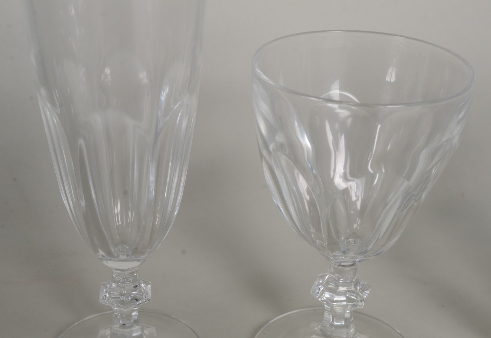 Serviço de cristal facetado, composto de: 12 flutes para champagne... - foto 4 de 4