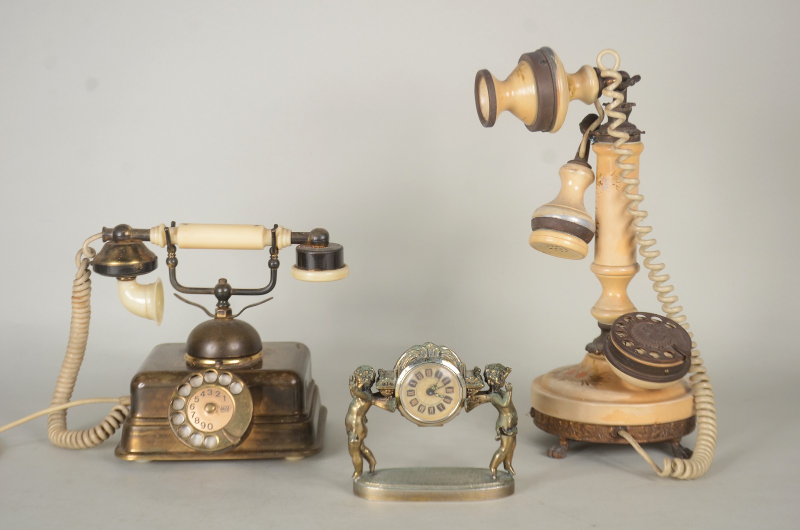 Três peças diversas, sendo: relógio de mesa alemão e 2 telefones... - foto 1 de 11