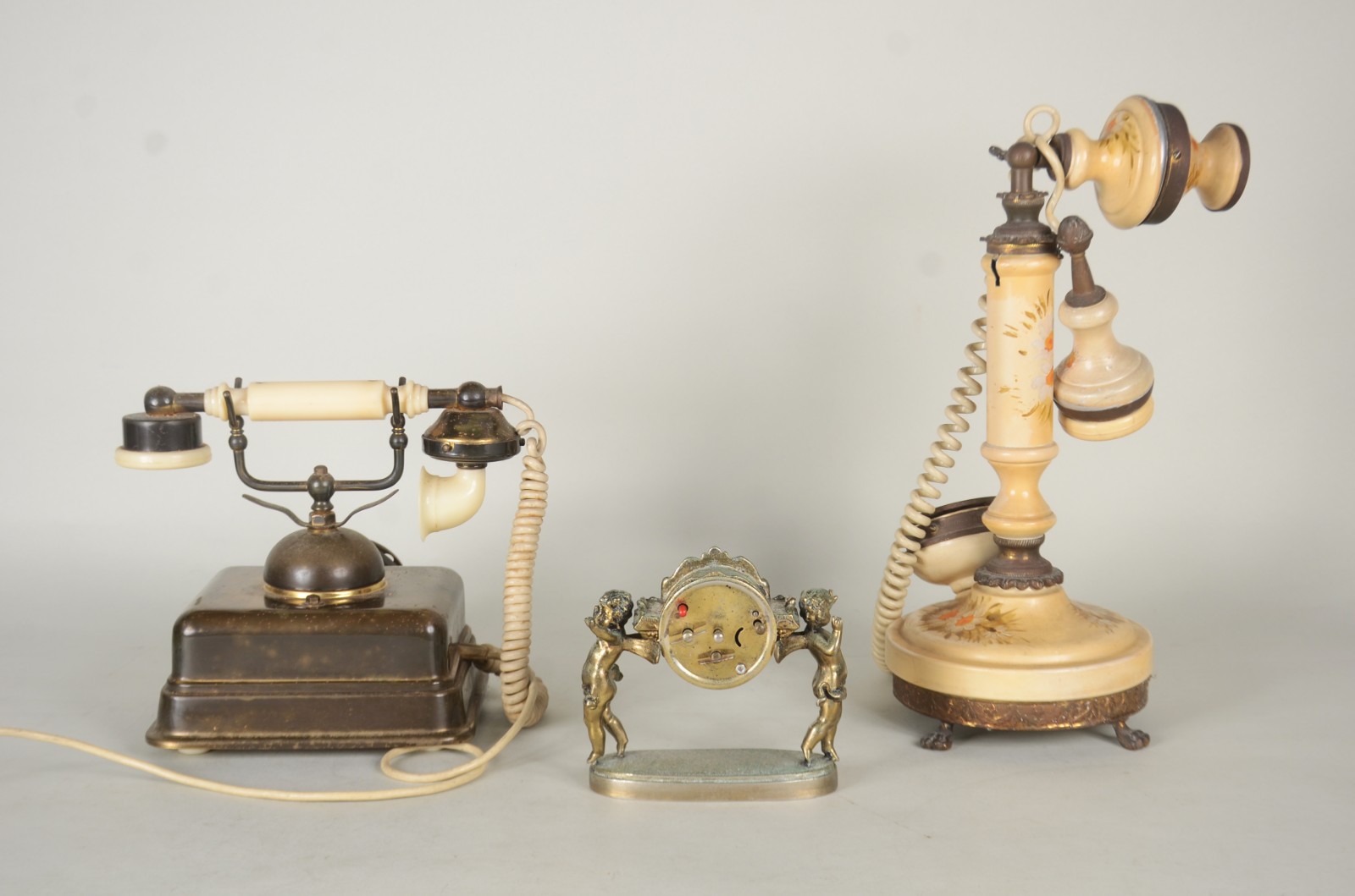 Três peças diversas, sendo: relógio de mesa alemão e 2 telefones... - foto 2 de 11