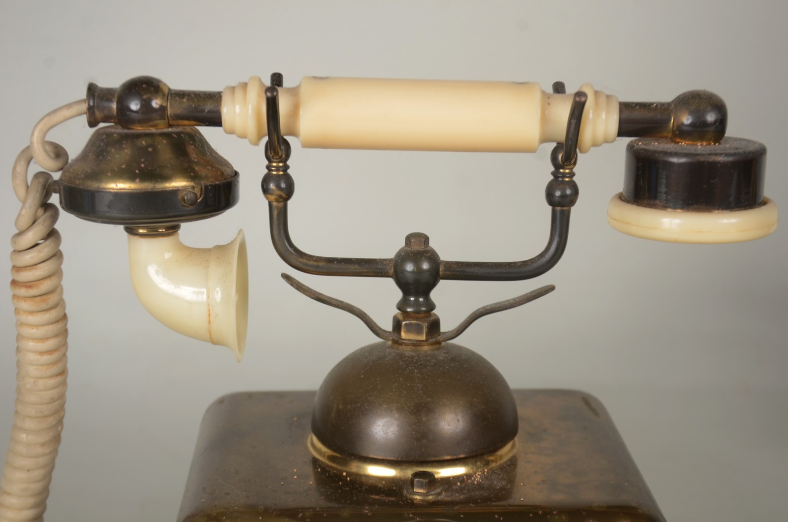 Três peças diversas, sendo: relógio de mesa alemão e 2 telefones... - foto 4 de 11