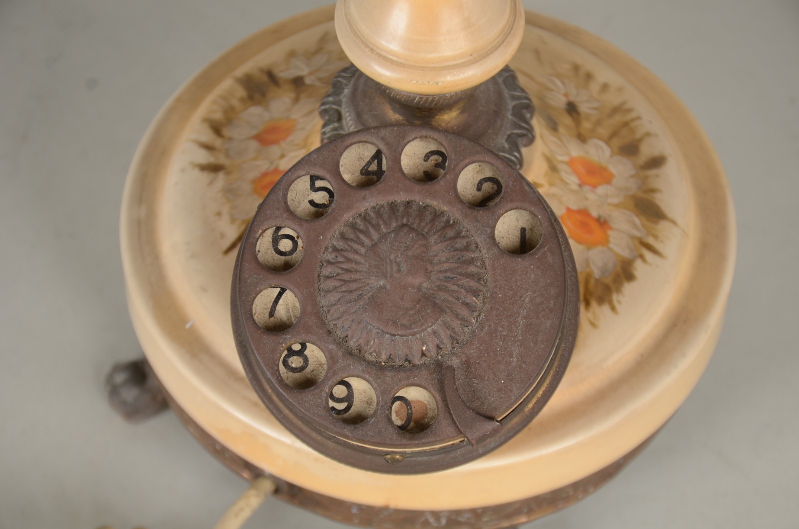 Três peças diversas, sendo: relógio de mesa alemão e 2 telefones... - foto 6 de 11