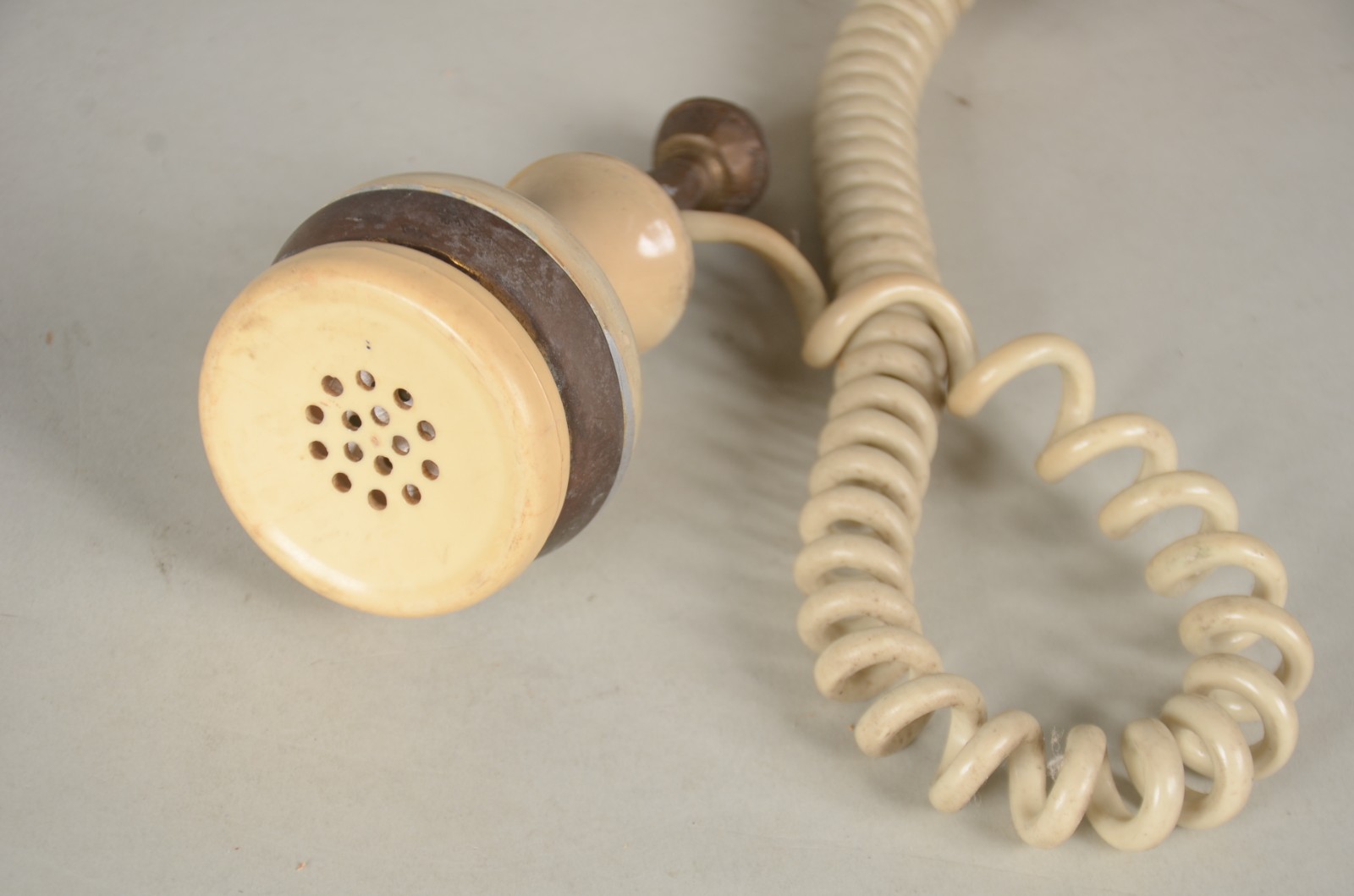 Três peças diversas, sendo: relógio de mesa alemão e 2 telefones... - foto 9 de 11