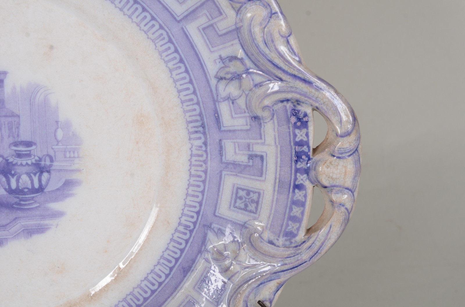 Três peças, sendo: medalhão de faiança azul e par de vasos ao gosto... - foto 3 de 10