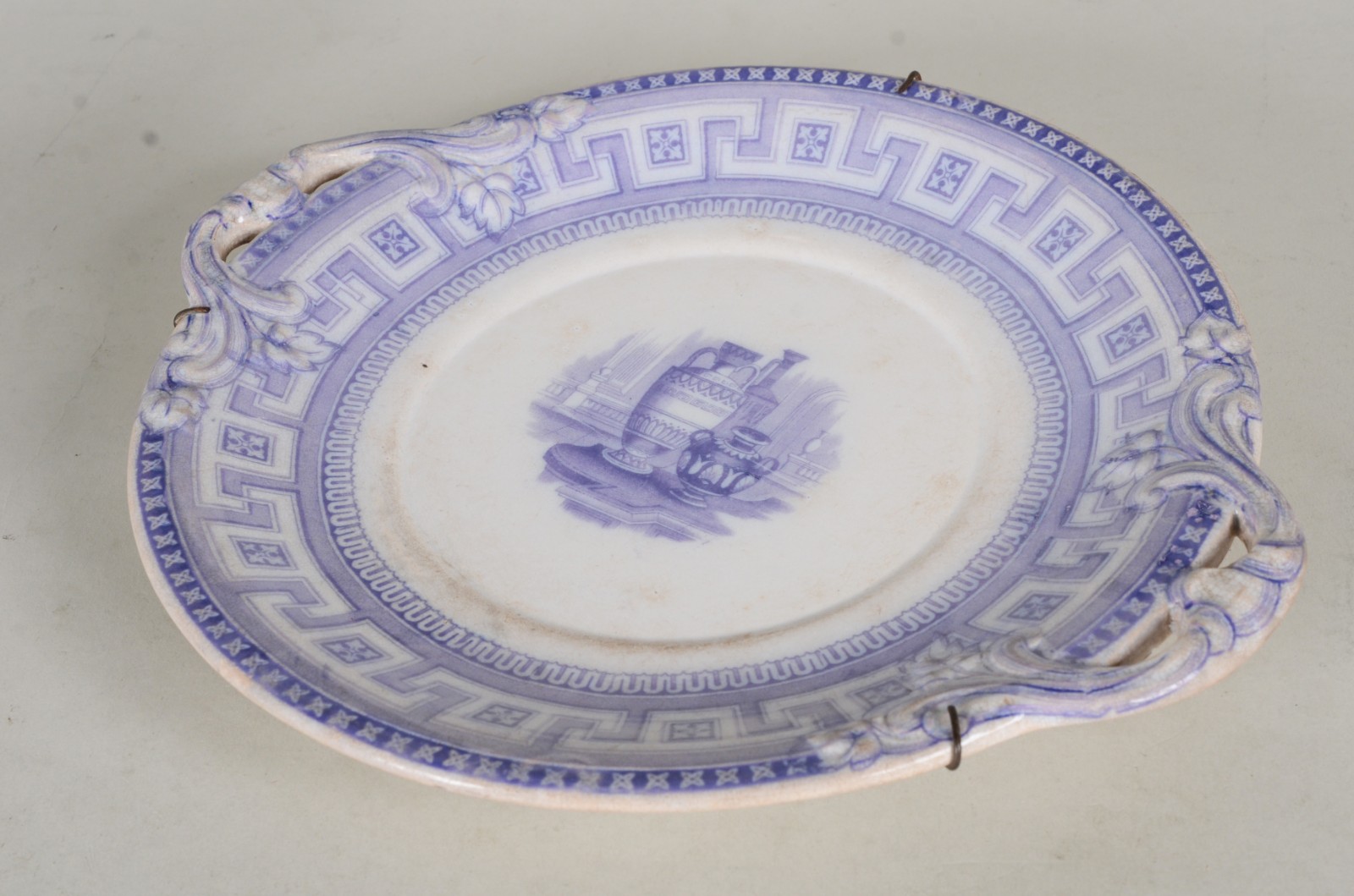 Três peças, sendo: medalhão de faiança azul e par de vasos ao gosto... - foto 4 de 10